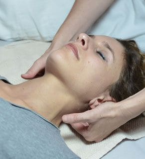 Shiatsu Massage im Nackenbereich