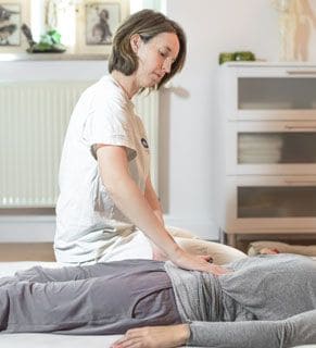 Shiatsu Massage am Bauch