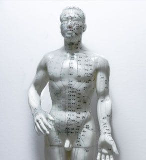 Menschliches Modell mit Meridianen undAkupunkturpunkten